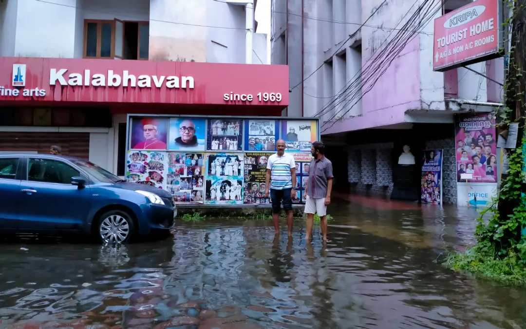 കൊച്ചിന് കലാഭാവന് മുന്ഭാഗത്ത് വെള്ലം കയറിയ നിലയില്