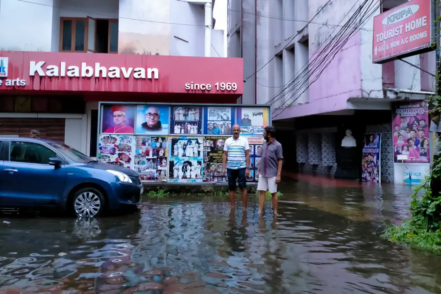 കനത്ത മഴയില്‍ വെള്ളത്തിലായി കൊച്ചിന്‍ കലാഭവനും, സംഗീതോപകരണങ്ങള്‍ നനഞ്ഞു