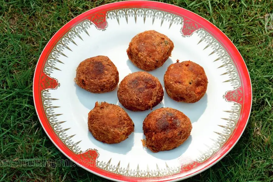 Enjoy crunchy chickpea kebab with tea