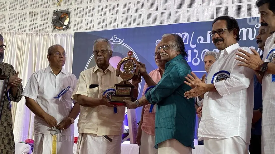 Padma Prabha Literary Award being presented to Sreekumaran Thampi | Photo: Sanoop K/Mathrubhumi