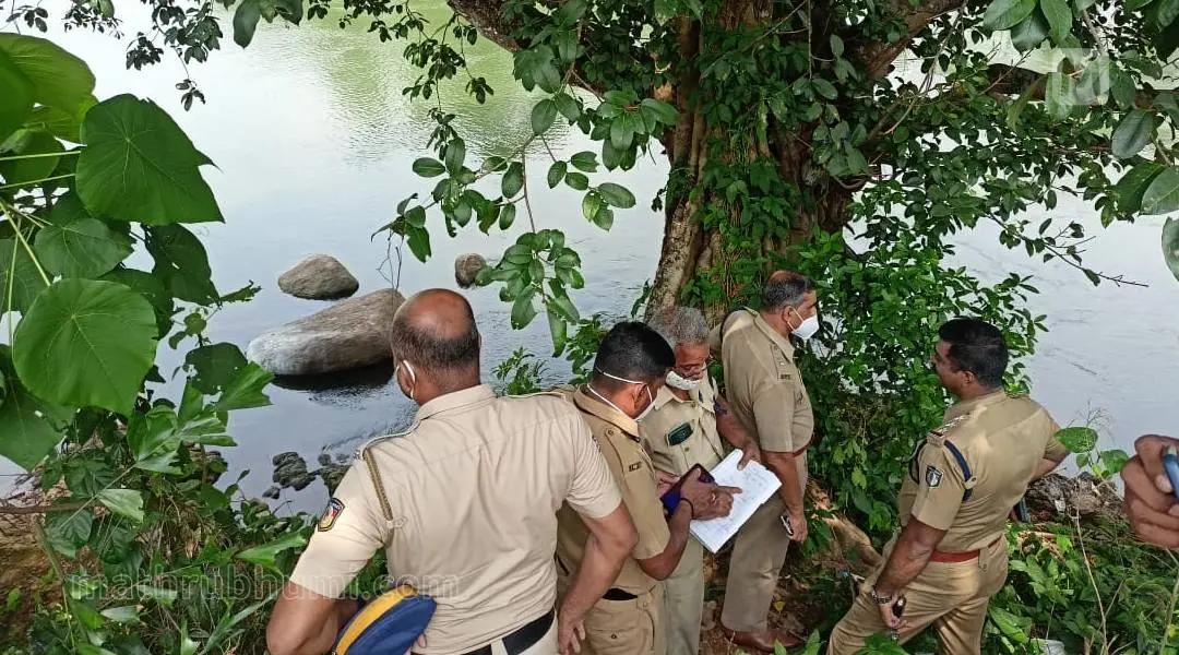 Police inspect at Pallikkunnu ghat of Meenachil river where the boys drowned. Photo: Mathrubhumi