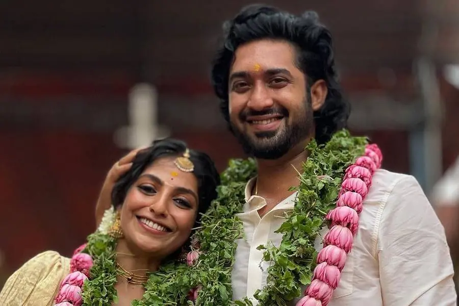 Actress Mythili enters wedlock