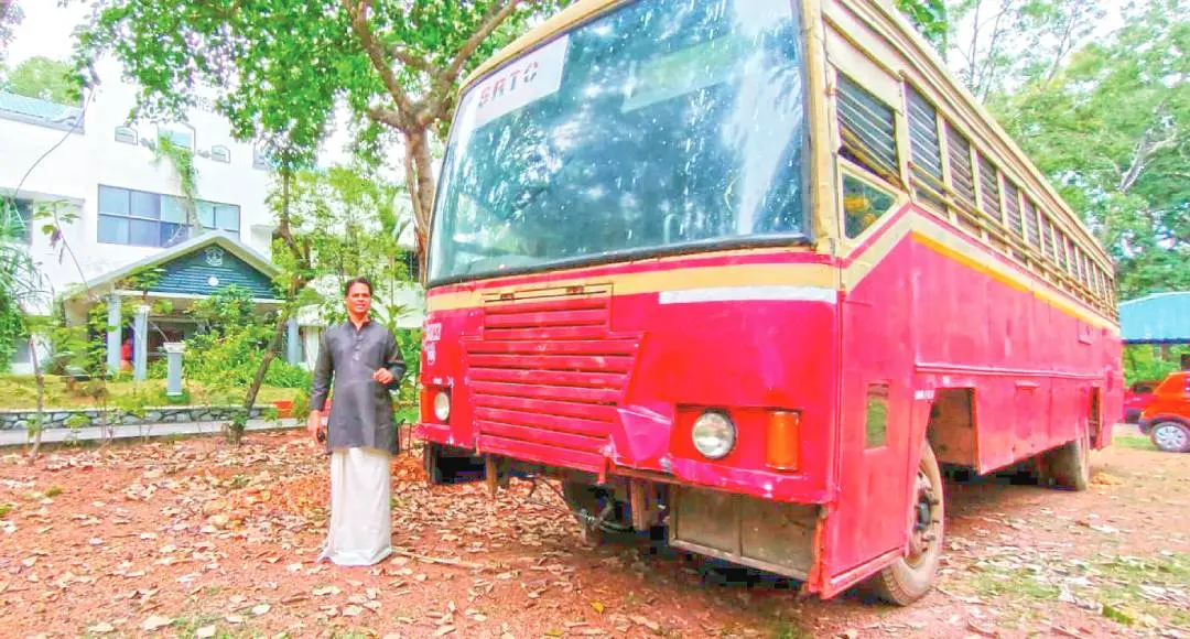 ക്ലാസ്മുറിയാക്കാന് പോകുന്ന ബസിനരികില് കേരള സര്വകലാശാല കംപ്യൂട്ടേഷണല് ബയോളജി ആന്ഡ് ബയോ ഇന്ഫര്മാറ്റിക്സ് പഠനവകുപ്പ് മേധാവി അച്യുത് ശങ്കര് എസ്.നായര് | ഫോട്ടോ: മാതൃഭൂമി