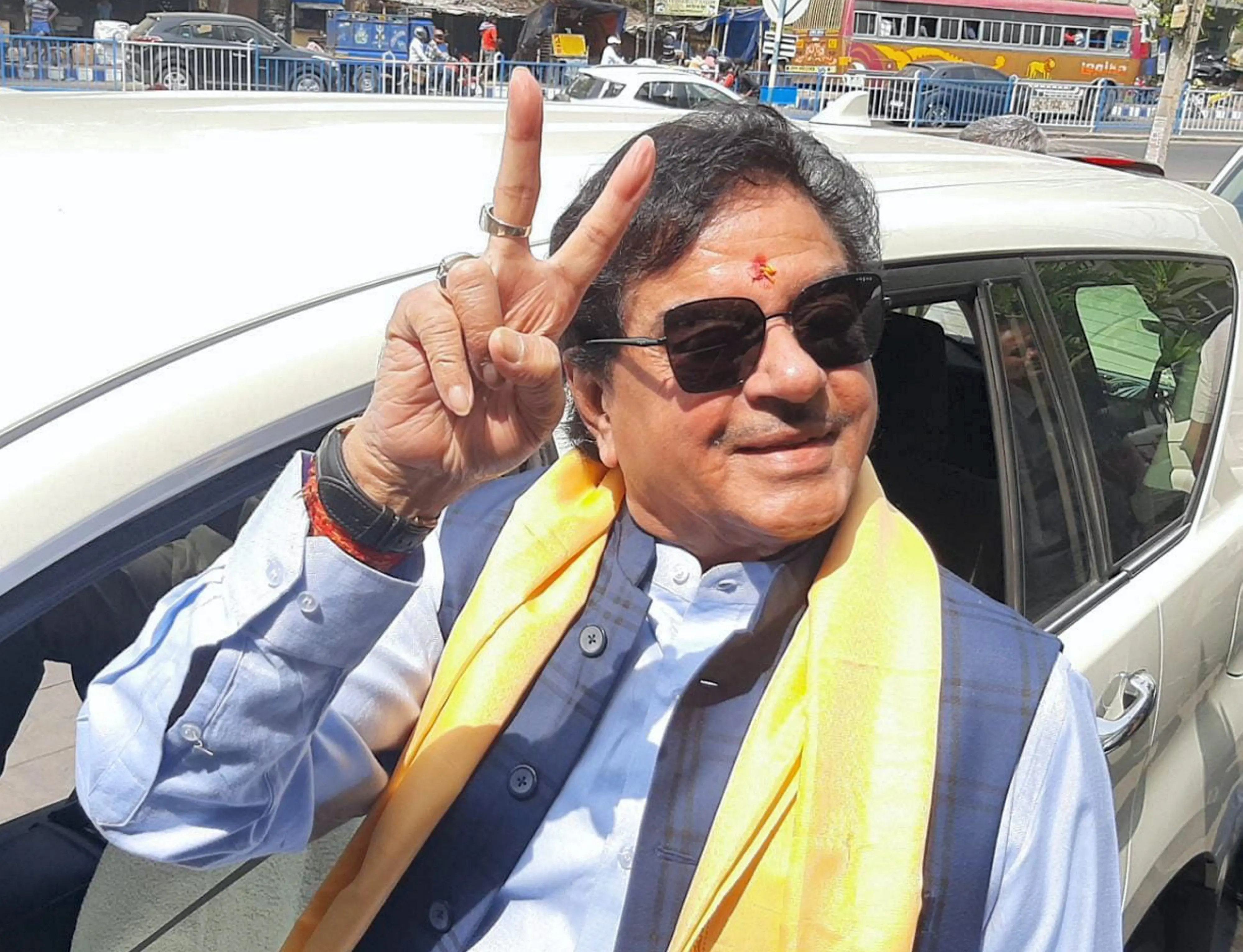 TMC leader and Bollywood actor Shatrughan Sinha flashes the victory sign after winning Asansol Lok Sabha seat. Photo: PTI