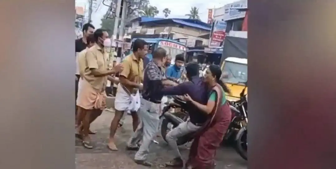 Screengrab of the visuals showing the fight happened at Kollam's Puthoor / Source: Mathrubhumi News