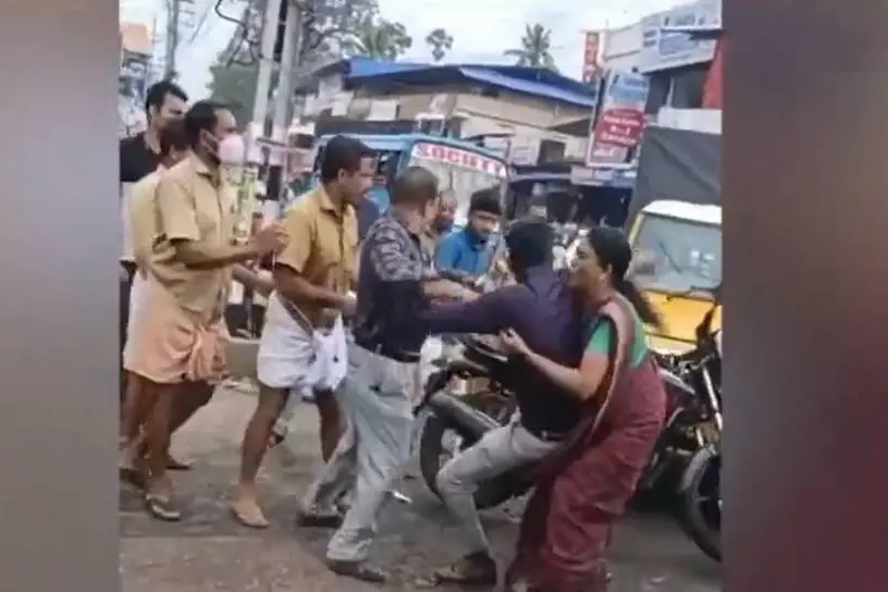 Verbal spat over overtaking escalates to street fight in Kollam, policeman and family injured