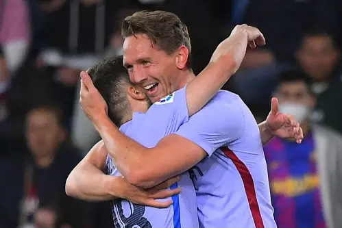 De Jong stoppage time header gives Barca victory over Levante