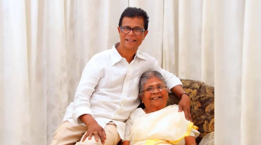 ഇന്ദ്രൻസും അമ്മയും | ഫോട്ടോ: www.facebook.com/indrans.actor/photos