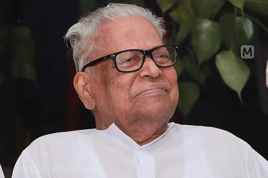 VS Achuthanandan receives COVID vaccine