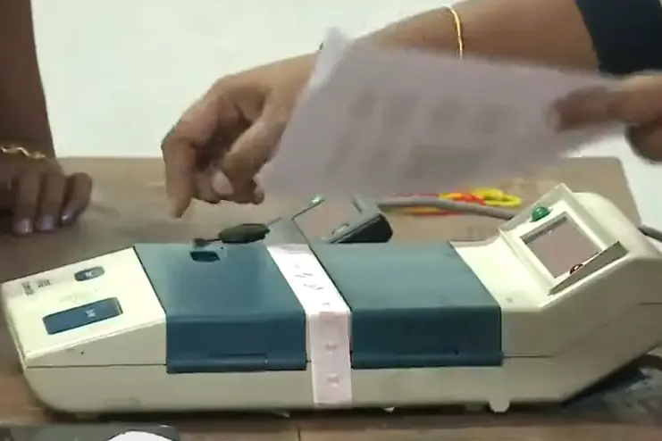 മേപ്പാടി മുണ്ടക്കൈ ദുരന്തബാധിതര്ക്കായുള്ള ബൂത്തില് കള്ളവോട്ട്