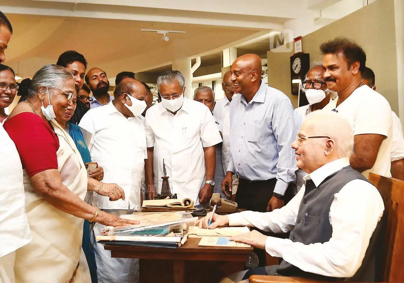 EK Nayanar's wife Sarada teacher visits his wax statue in Kannur museum. Photo: Latheesh Poovathur/Mathrubhumi