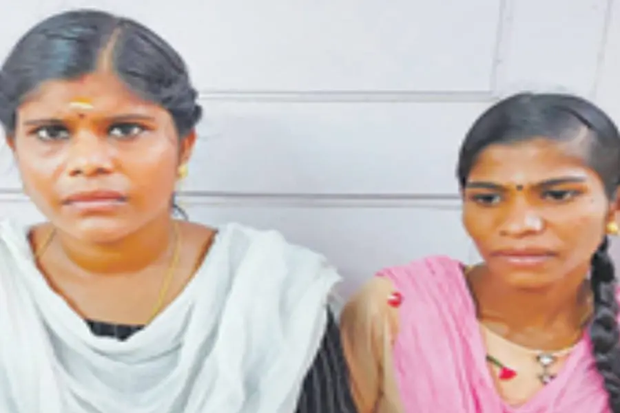 2 young women booked for stealing jewellery of passengers from bus
