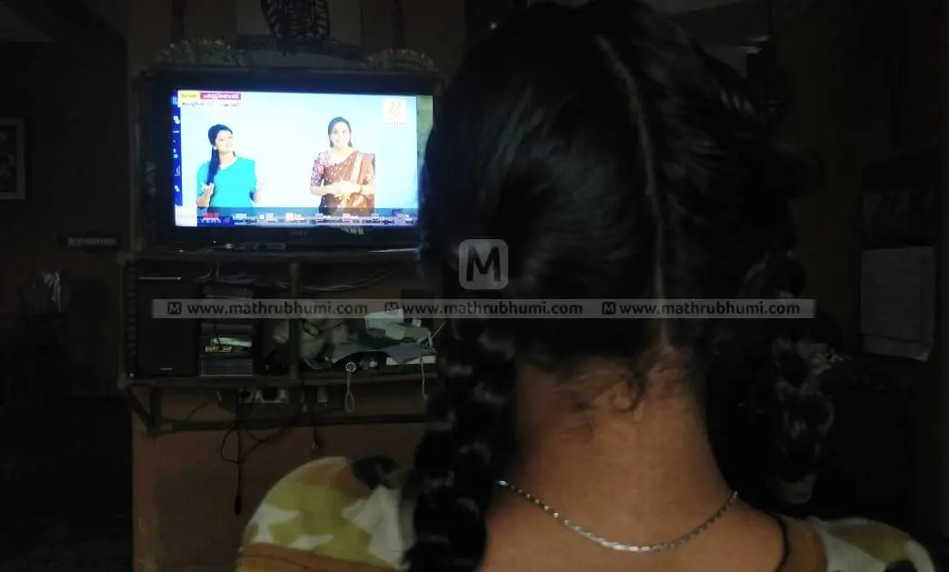 യൂണിഫോമിടാതെ, , .വിക്ടേര്സ് ചാനല് വഴി അധ്യായനം ആരംഭിച്ചപ്പോള് വീട്ടിലിരുന്ന് ക്ലാസില് പങ്കെടുക്കുന്ന കുട്ടി. ഫോട്ടോ സി.സുനില്കുമാര്