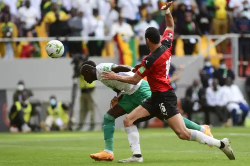 Sadio Mané (L) fights for the ball with Egypt's Rami Rabia (R) | AFP