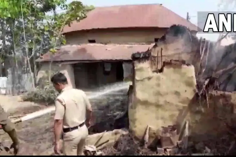 ബംഗാളില് തൃണമൂല് നേതാവിന്റെ കൊലയ്ക്കു പിന്നാലെ അക്രമം; വീടുകള്ക്ക് തീയിട്ട് 10 പേരെ ചുട്ടുകൊന്നു
