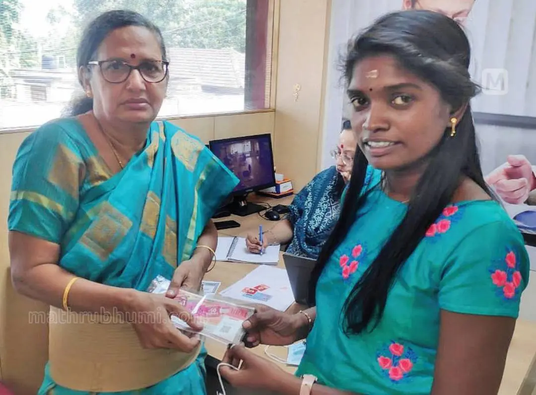 Smija handing over ticket to Padma Subbarao
