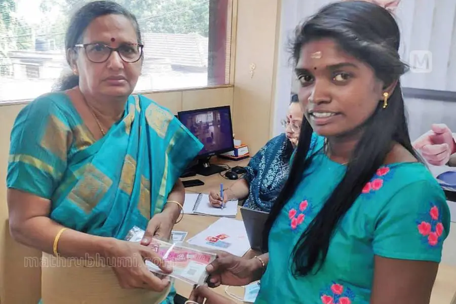 Lottery seller Smija hands over winning ticket to TN woman