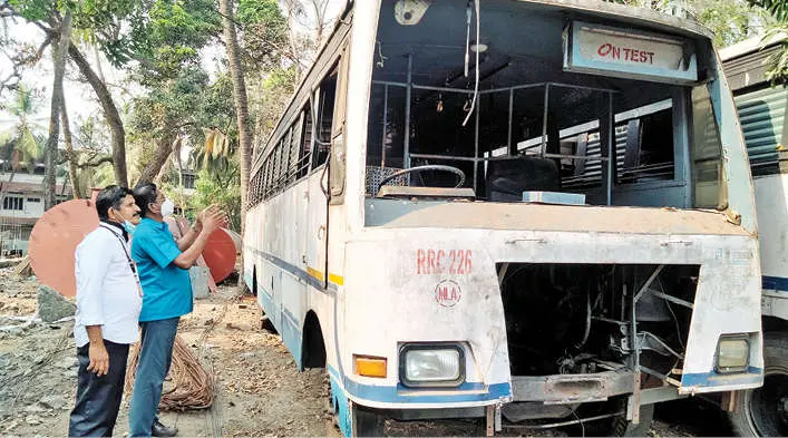 Officials examining old KSRTC buses (File)