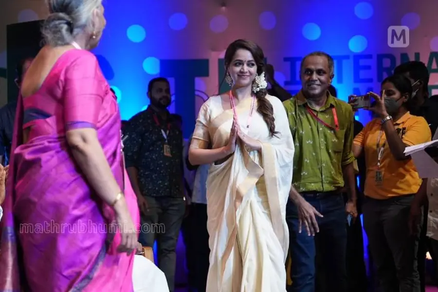 IFFK വേദിയില് അപ്രതീക്ഷിത അതിഥിയായി ഭാവന; ഹര്ഷാരവങ്ങളോടെ സിനിമാപ്രേമികള്