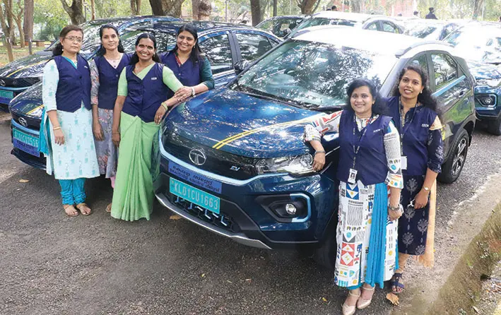 Women officers of KSEB with the e-Vahans purchased by KSEB for its 65th-anniversary celebration | Photo: Mathrubhumi