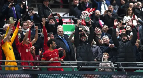 Jurgen Klopp holds the winner's trophy after the English League Cup final I AFP
