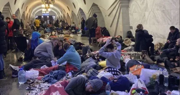 People inside Metro station in Kharkiv | twitter.com/AlexKhrebet