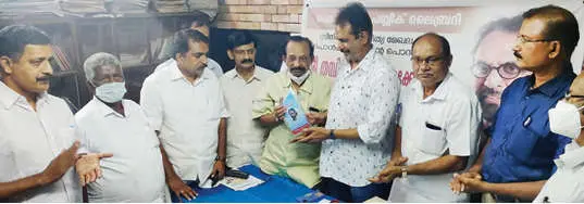 Thampy Antony receiving the gift presented by Ponkunnam Public Library | Photo: Mathrubhumi