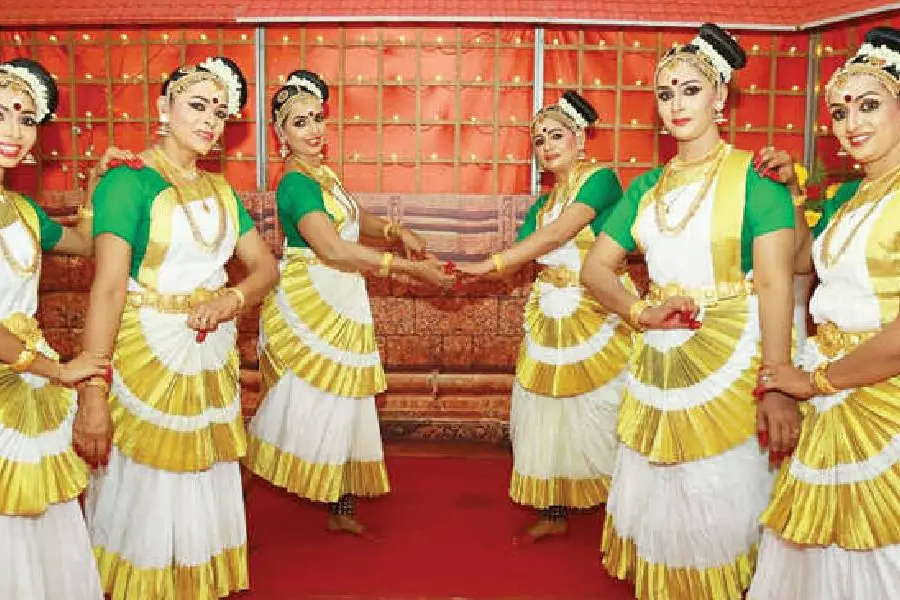 Mohiniyattiam concert of six women striding restrains of age fascinates audience