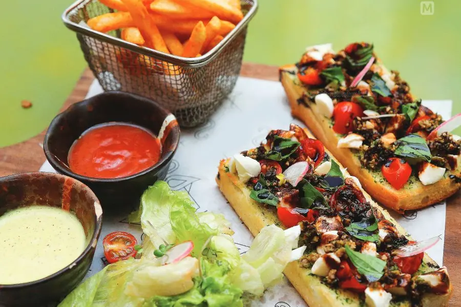 Restaurant-style Cherry Tomato Cheese Sandwich in 2 minutes