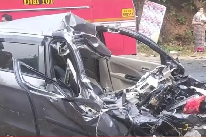 2 killed after car rams into lorry in Kottayam