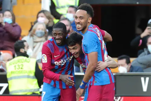 Aubameyang hat-trick fires Barca to Valencia win, Sevilla slip up again
