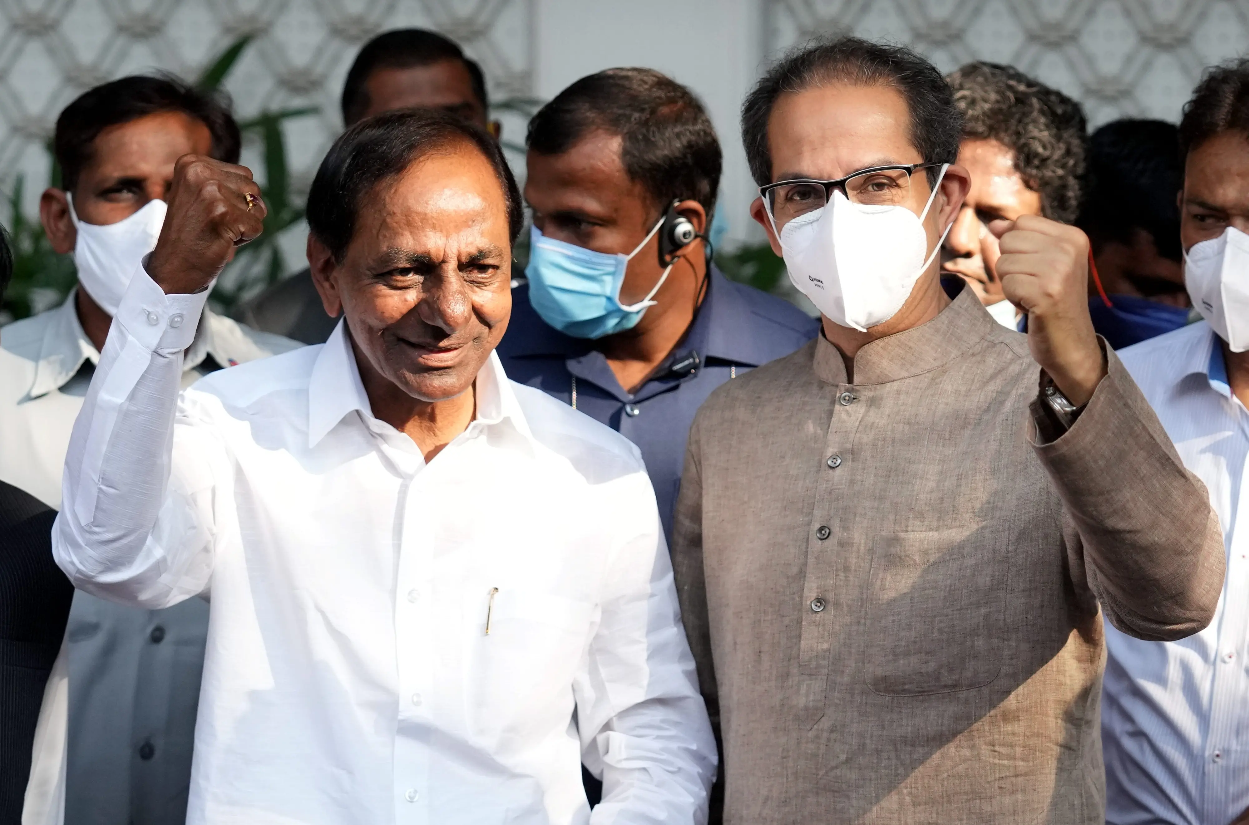 KCR meets Uddhav Thackeray in Mumbai. Photo: PTI
