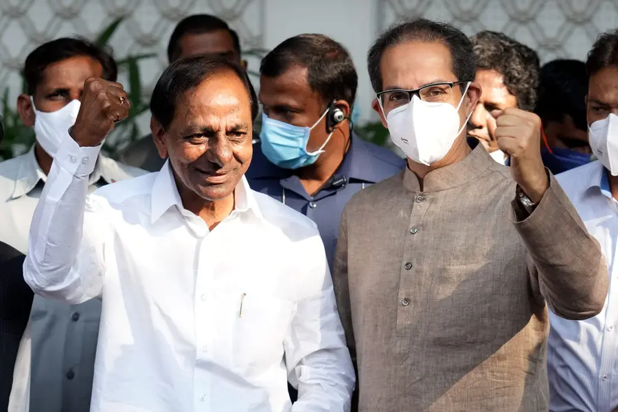 KCR, Thackeray meet in Mumbai; both CMs say change need of the hour