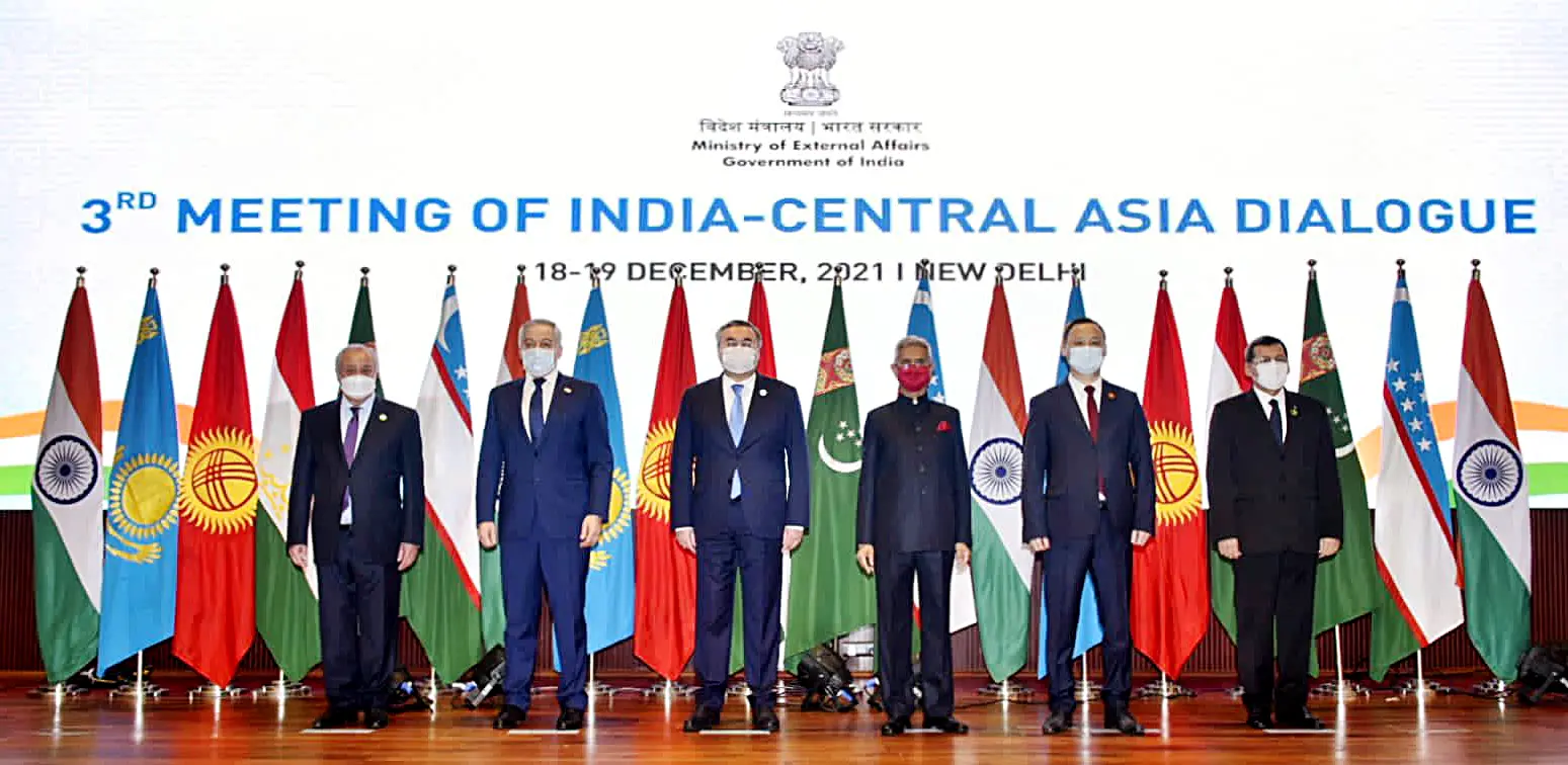 External Affairs Minister S Jaishankar (4L) with the Foreign Ministers of Central Asian countries in a group photo at the third meeting of the two-day India-Central Asia Dialogue, in New Delhi. Photo:ANI