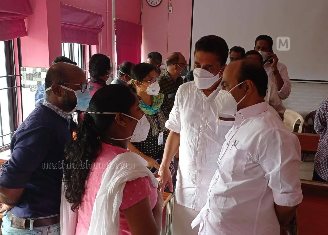 VD Satheeshan interacting with doctors during his visit
