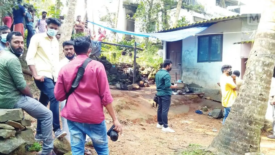 People crowding in front of Nisha's house | Photo: Mathrubhumi