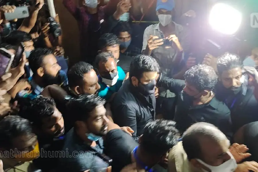 Mohanlal and family watch Marakkar from theatre; Crowds throng fans’ show