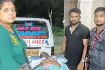 Ambulance drivers drop couple in Bengaluru without payment
