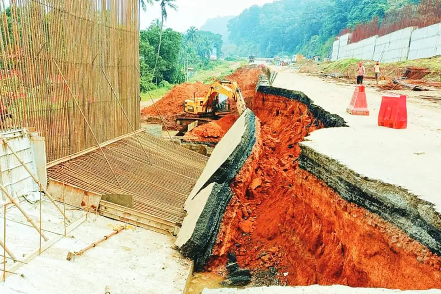 Old road collapses at Vazhukumpara in Thrissur; no casualities reported