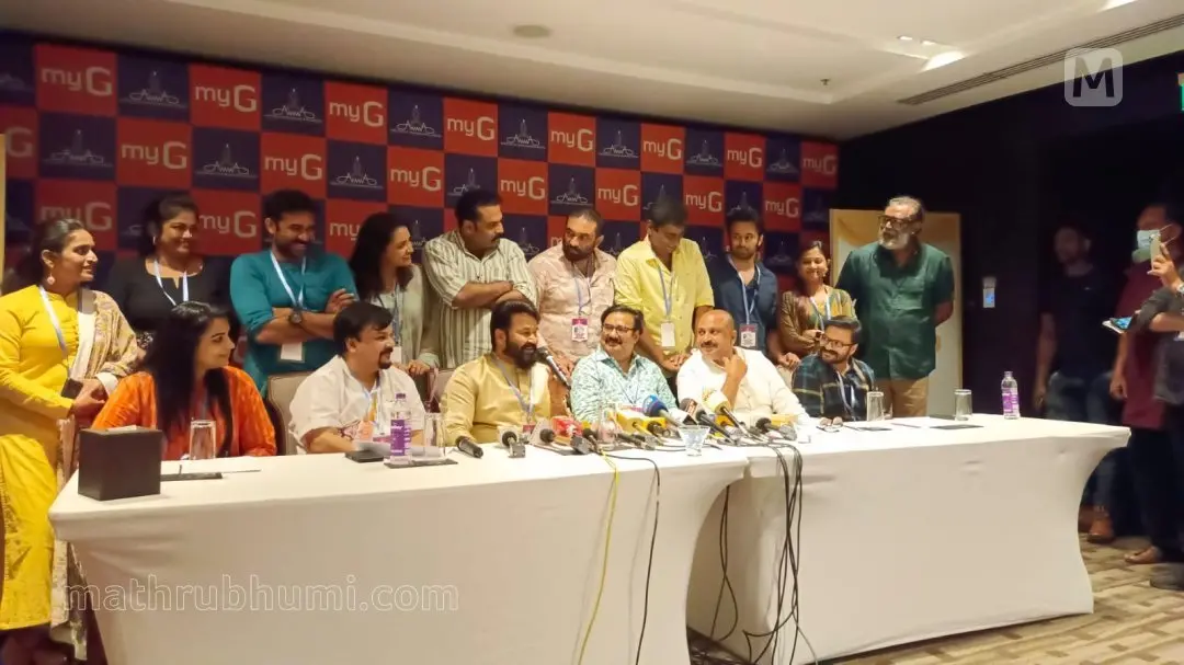 കൊച്ചിയിൽ 'അമ്മ' ജനറൽ ബോഡി മീറ്റിംഗിനു ശേഷം മോഹൻലാൽ സംസാരിക്കുന്നു | ഫോട്ടോ: ടി.കെ. പ്രദീപ്കുമാർ മാതൃഭൂമി