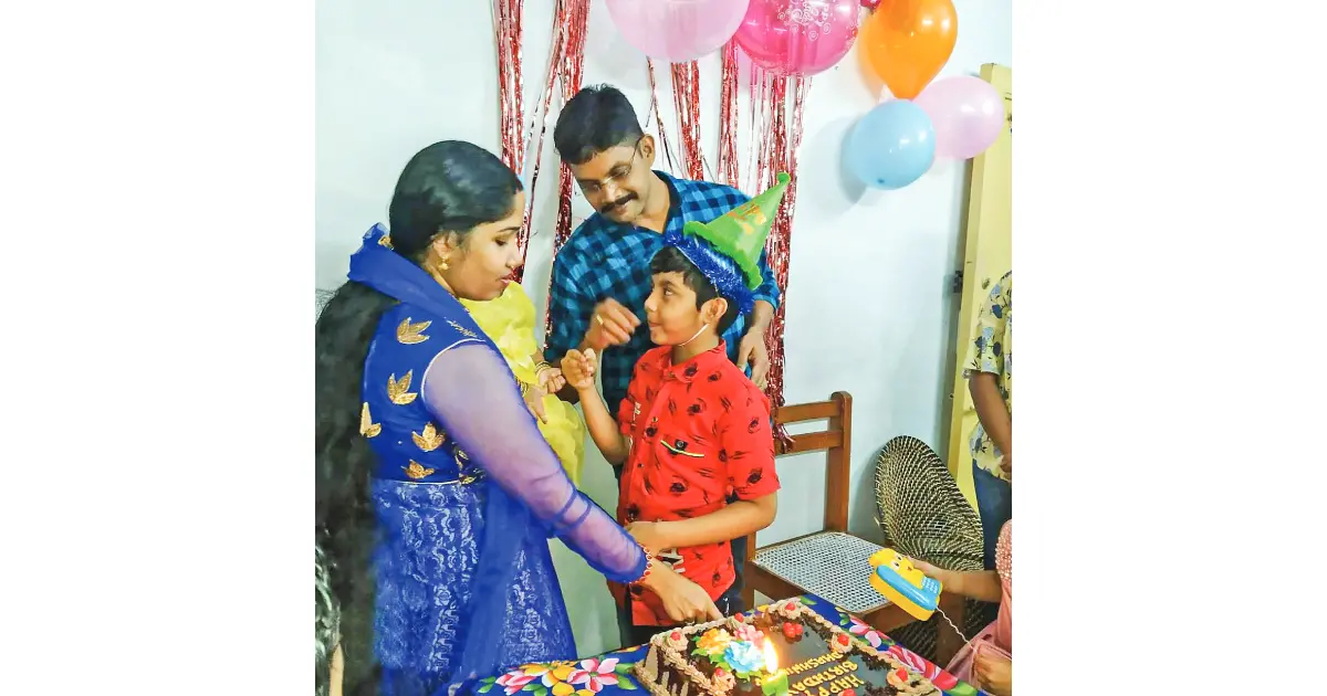 മകന്റെ പിറന്നാളാഘോഷത്തിനിടെ പ്രദീപും ഭാര്യയും