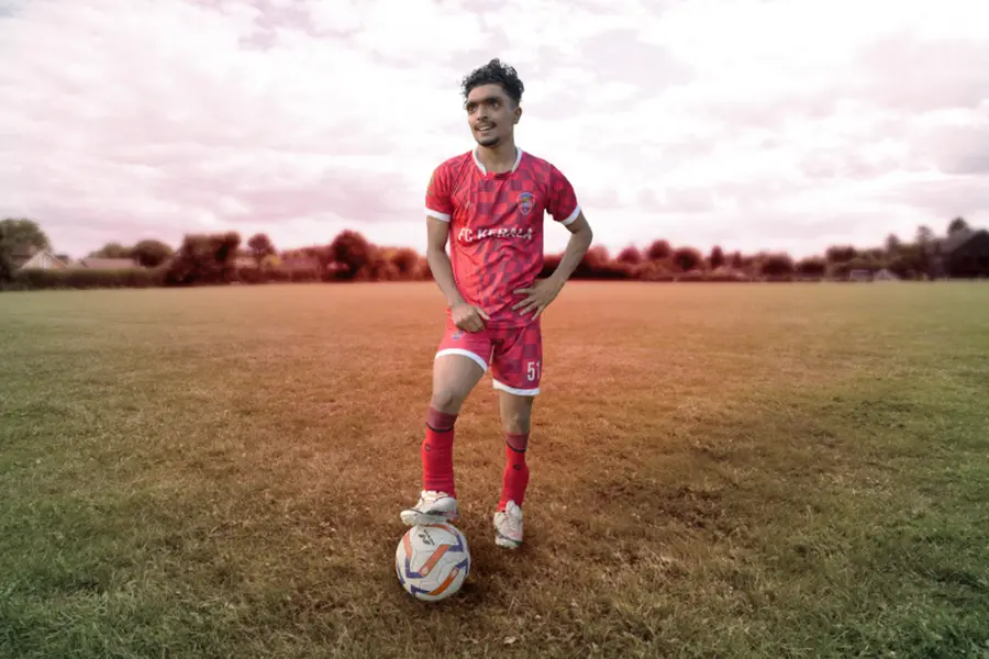 Fasil plays football sans foot