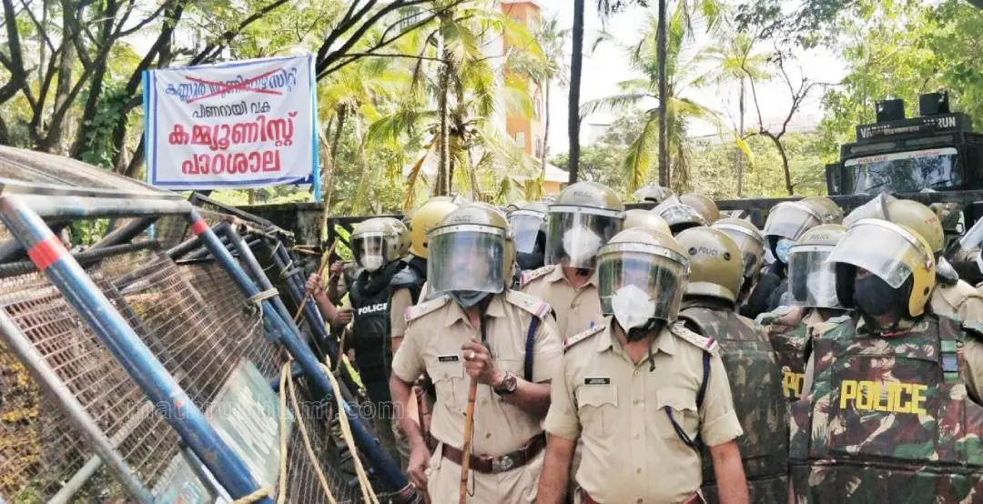 Banner in which text Kannur University is stroked off and has the message 'Pinarayi vaka Communist Padashala'(which translates to a communist study centre by Pinarayi)