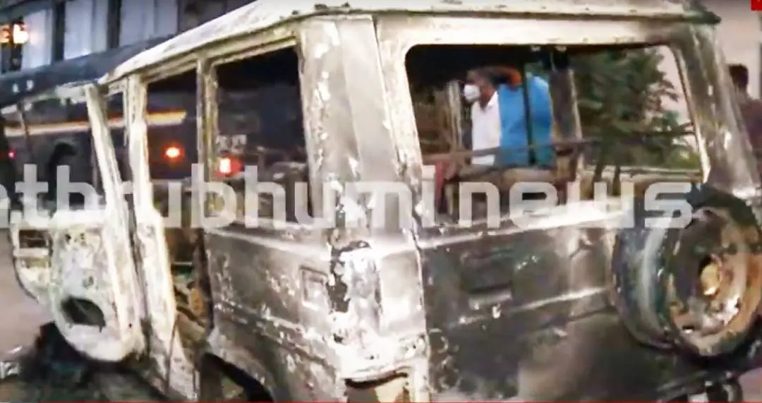 Police vehicle burned by labourers | Photo: Mathrubhumi news screengrab