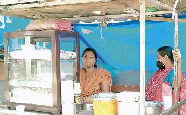 Sariga and her mother in the shop
