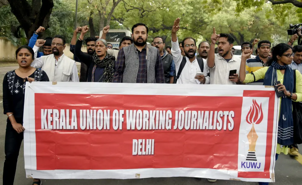 (File) Members of Kerala Union of Working Journalists shout slogans as they take part in a protest against 48hrs ban on Asianet and Media One news agencies at Jantar Mantar in New Delhi | ANI
