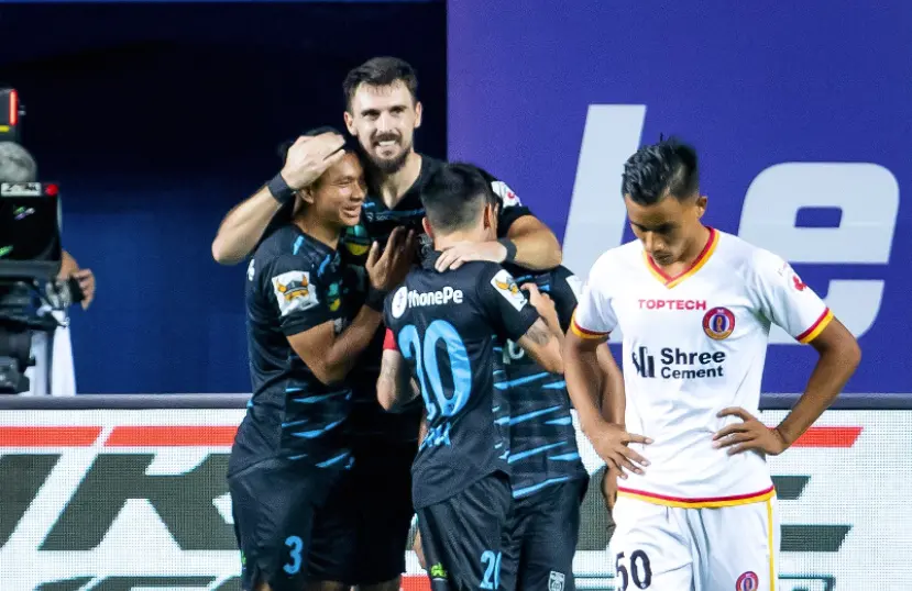 Kerala Blasters players celebrate after scoring I twitter.com/KeralaBlasters