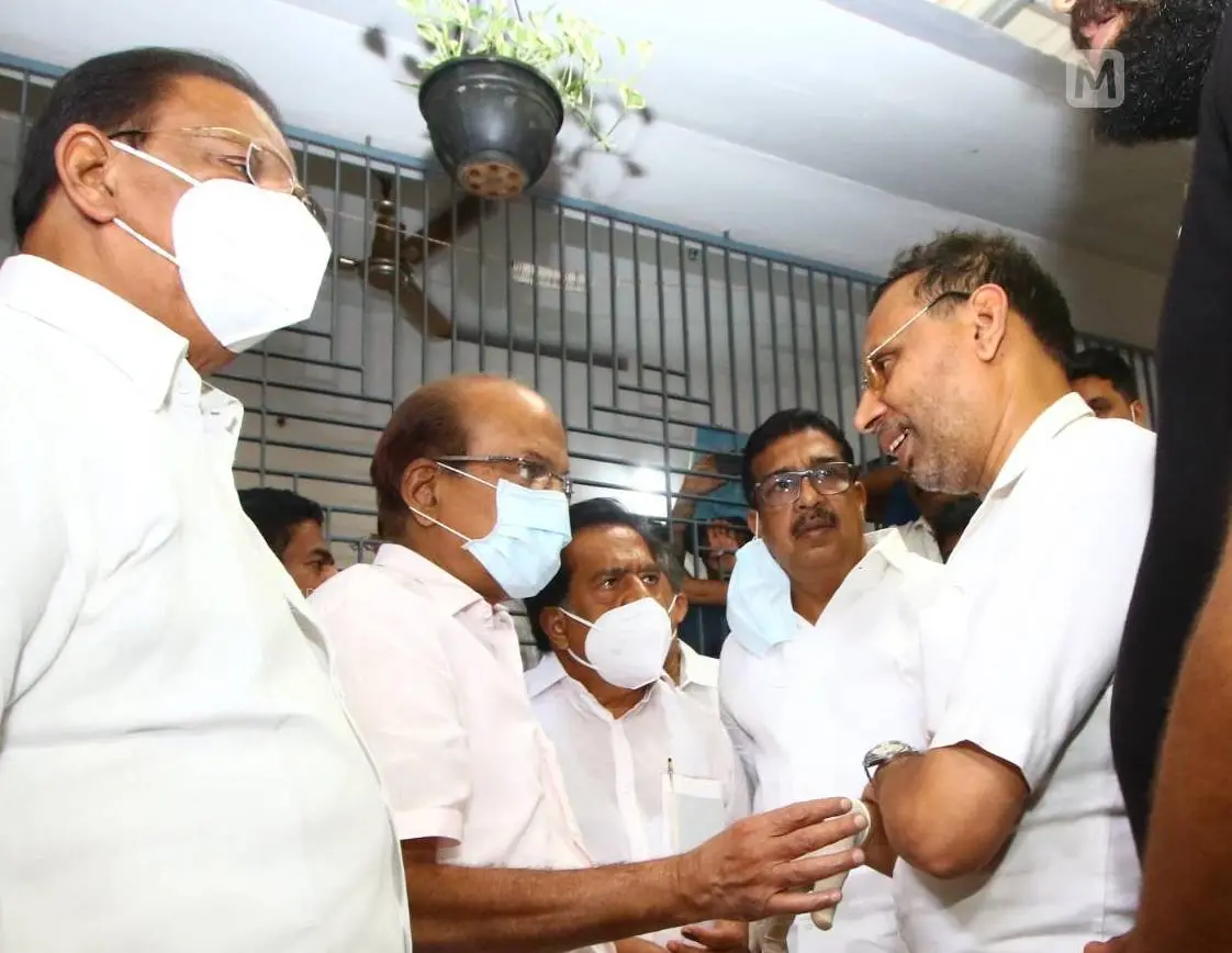 Opposition Leader Ramesh Chennithala, PK Kunhalikutty and K Sudhakaran with the father and brother of murdered Muslim League activist Mansoor | Photo: Ridhin Dhamu|Mathrubhumi