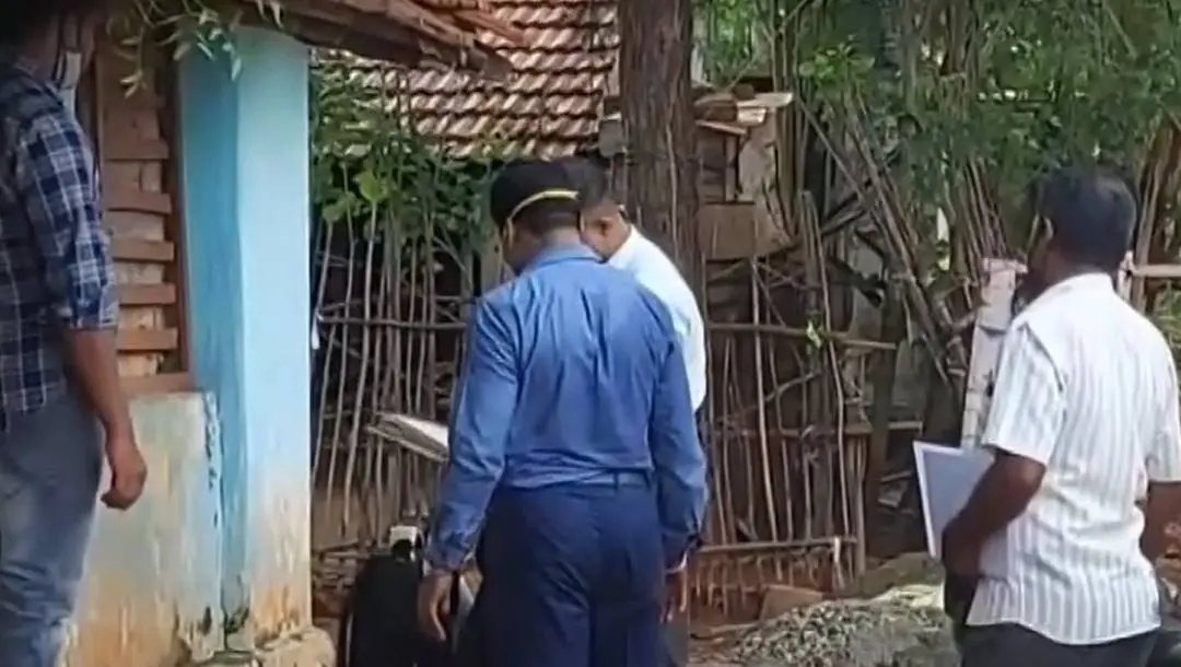 Raid under NIA officers | Screengrab: Mathrubhumi News