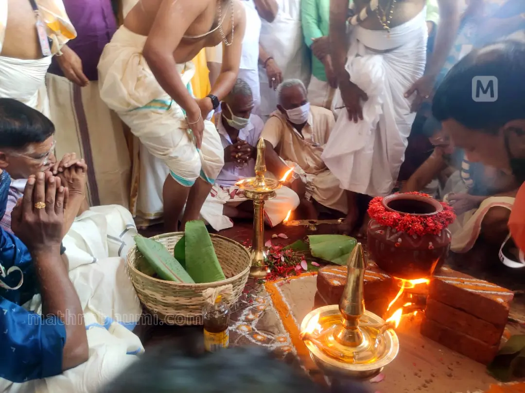 Attukal Pongala ceremony commences by lighting main hearth | Photo: G Binulal | Mathrubhumi